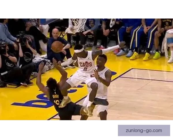 施罗德飞踹克莱尔引发争议 被判一级恶意犯规遭裁判严厉处罚