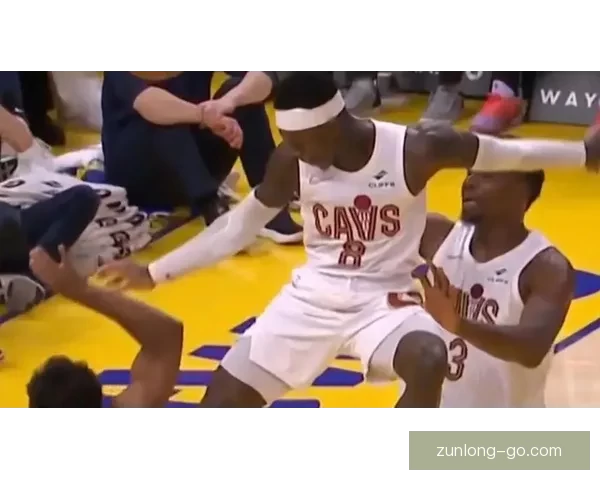 施罗德飞踹克莱尔引发争议 被判一级恶意犯规遭裁判严厉处罚