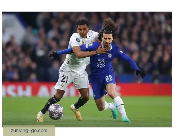 费尔南德斯禁赛在身仍与库库雷利亚轻松交谈气氛融洽